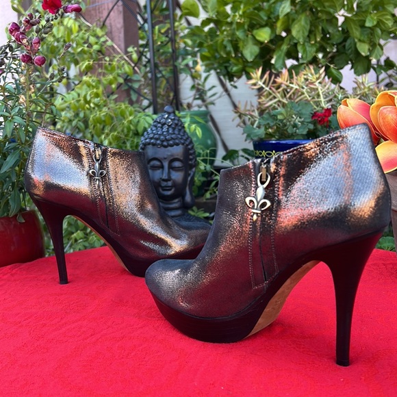 GORGEOUS New Donald J Pliner Metallic Bronze Stiletto Leather Booties 😍 - Picture 7 of 17